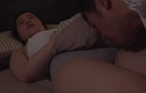 3 ngày chồng yêu đi bàn việc làm ăn, vợ yêu ở nhà nữa đêm bị bố ông xã mò vào phòng
