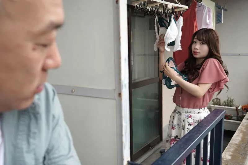 Gã nhà đối diện chuyên soi mói và cặp người vợ gã chồng thường xuyên rên la quá to